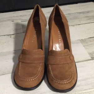 Gianni Bini woman’s tan suede closed toe high heels w/faux strap, button size 8M